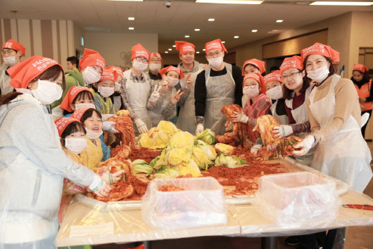 지난 2일 경기 판교 한컴그룹 사옥에서 임직원과 가족들이 지역 소외계층에 전달할 김장김치를 담그고 있다.  한컴그룹 제공